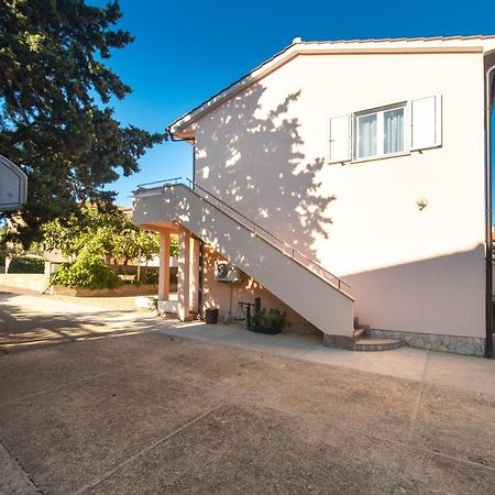 2-Bedroom Krk Apartment - Near Krk Beaches & Town! 크르크 외부 사진